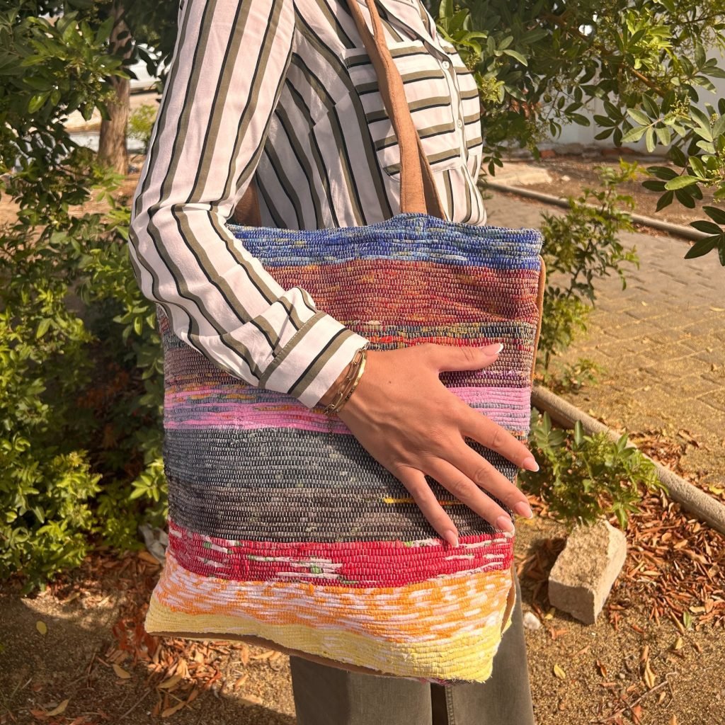 bolso grande tapete tonos lavanda puesto