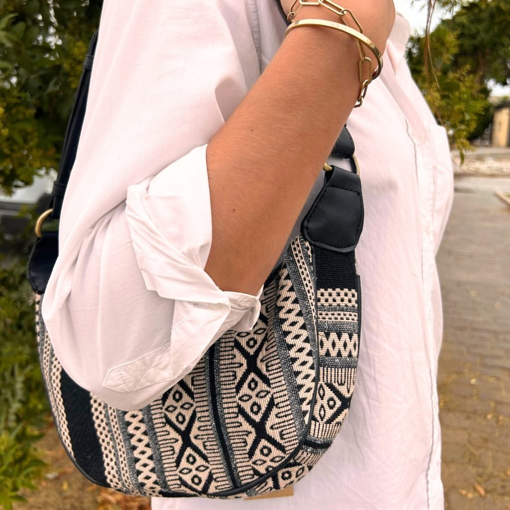 bolso hobo jacquard tonos grises puesto