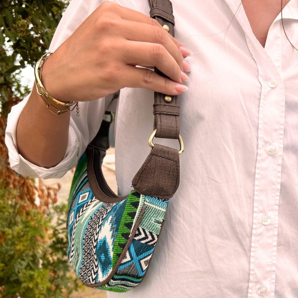 bolso hobo jacquard tonos verdes puesto