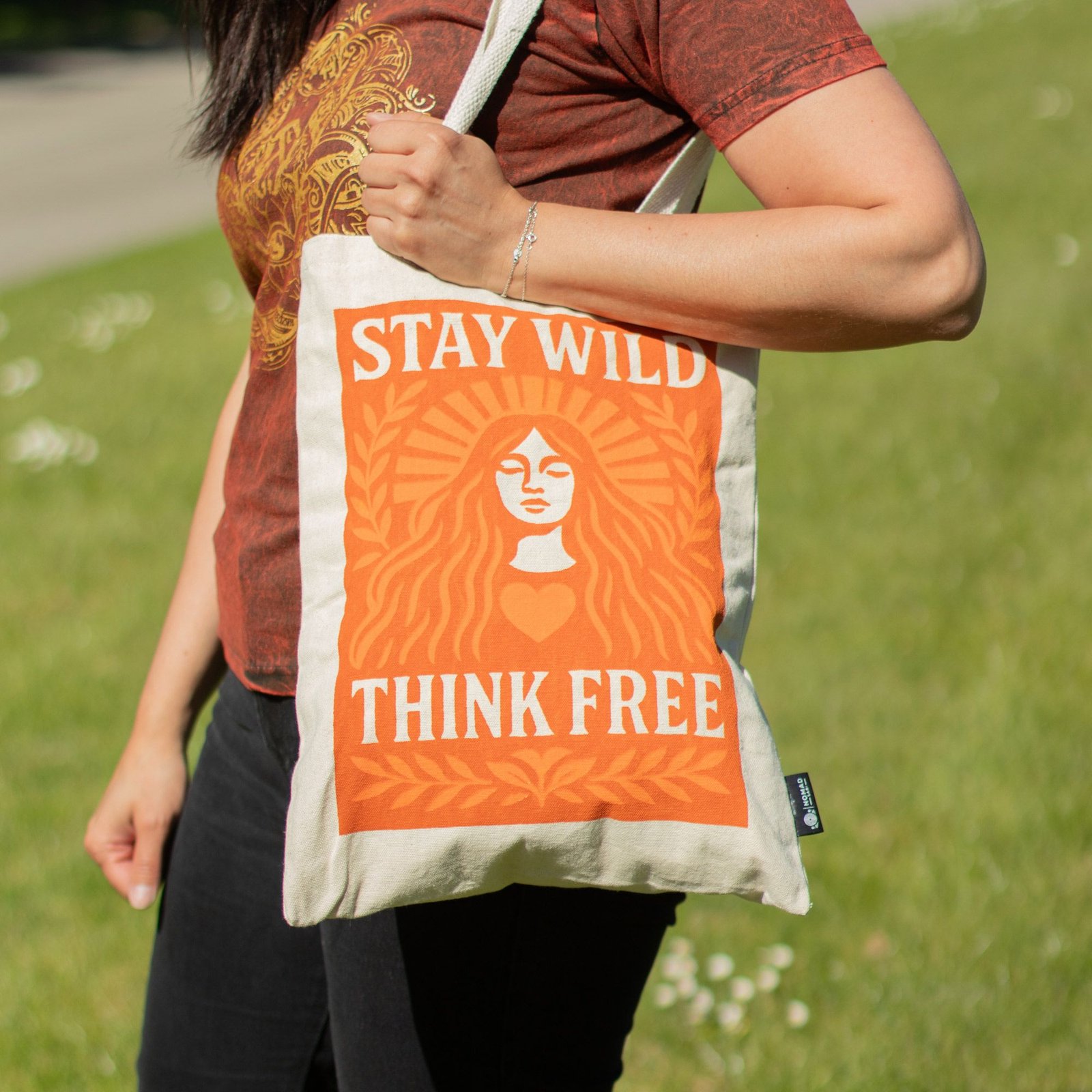 Nomad Sari Iconic Toni Tote Bag - Mantente salvaje - Natural 10oz - Imagen 8