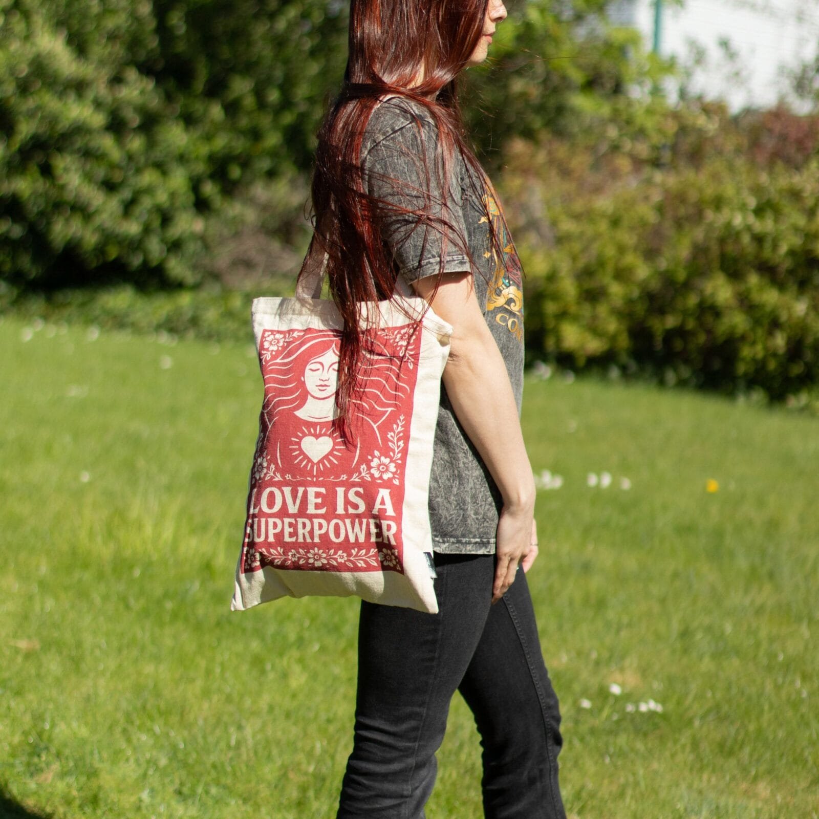 Nomad Sari Iconic Toni Tote Bag - El amor es un superpoder - Natural 10oz - Imagen 7