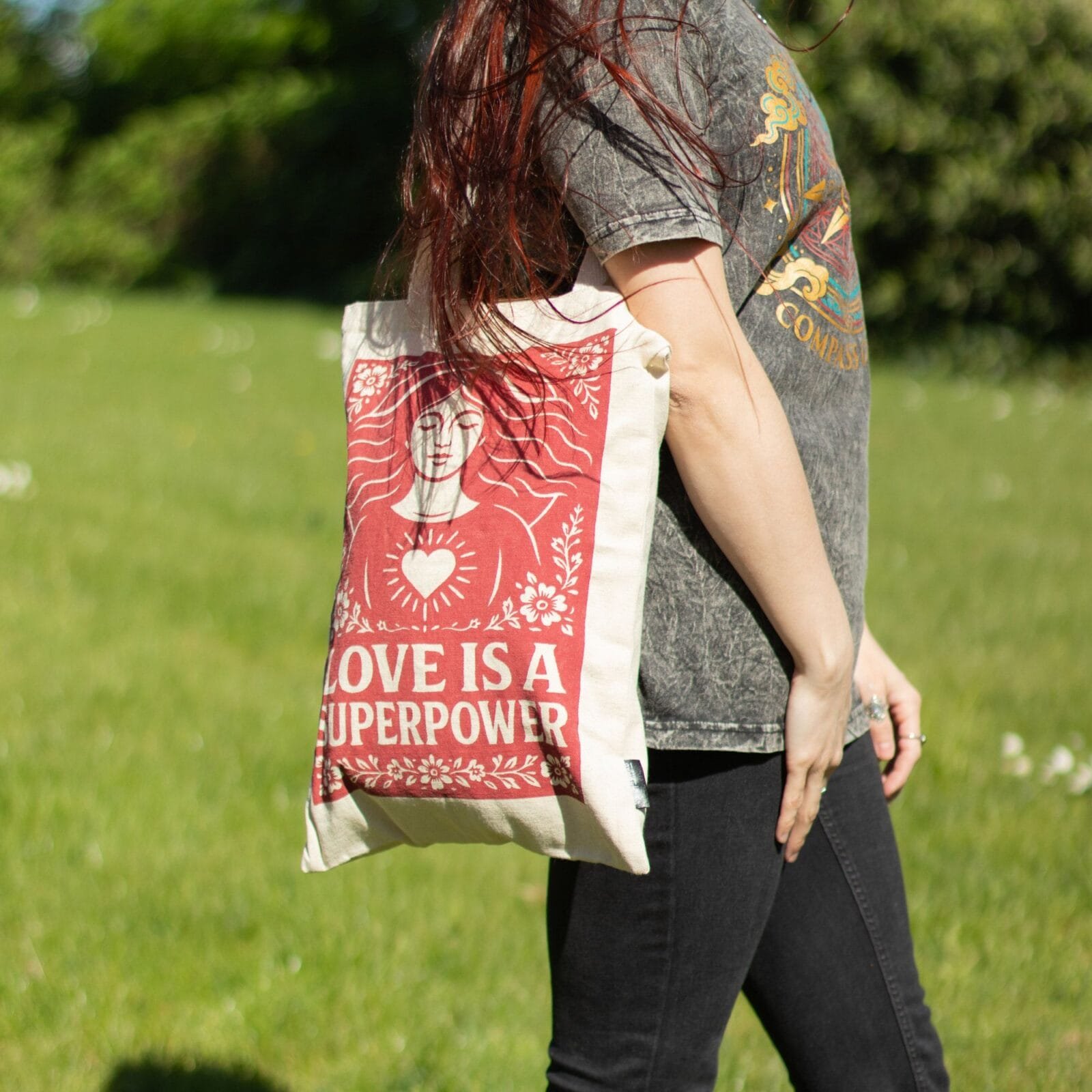 Nomad Sari Iconic Toni Tote Bag - El amor es un superpoder - Natural 10oz - Imagen 6