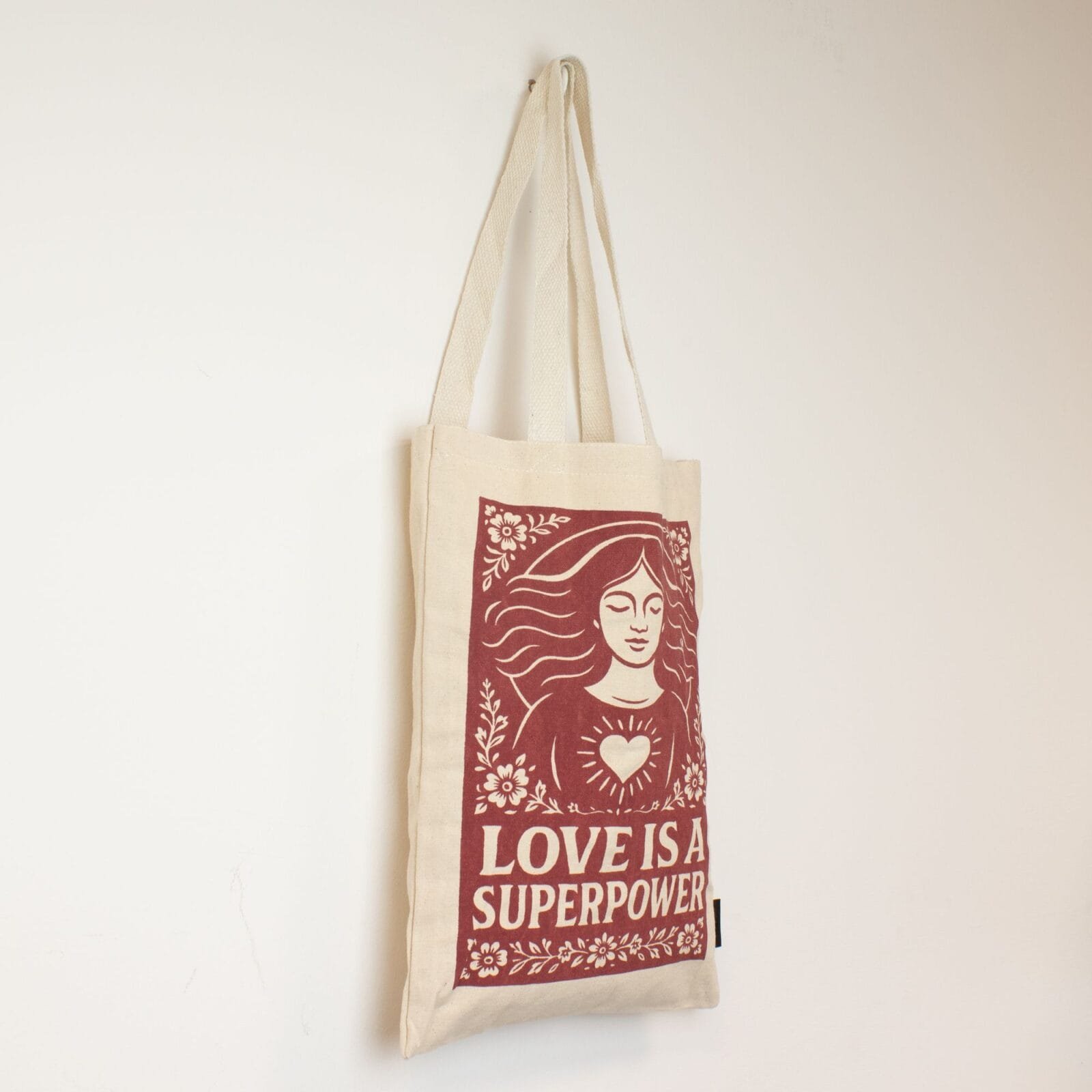 Nomad Sari Iconic Toni Tote Bag - El amor es un superpoder - Natural 10oz - Imagen 2