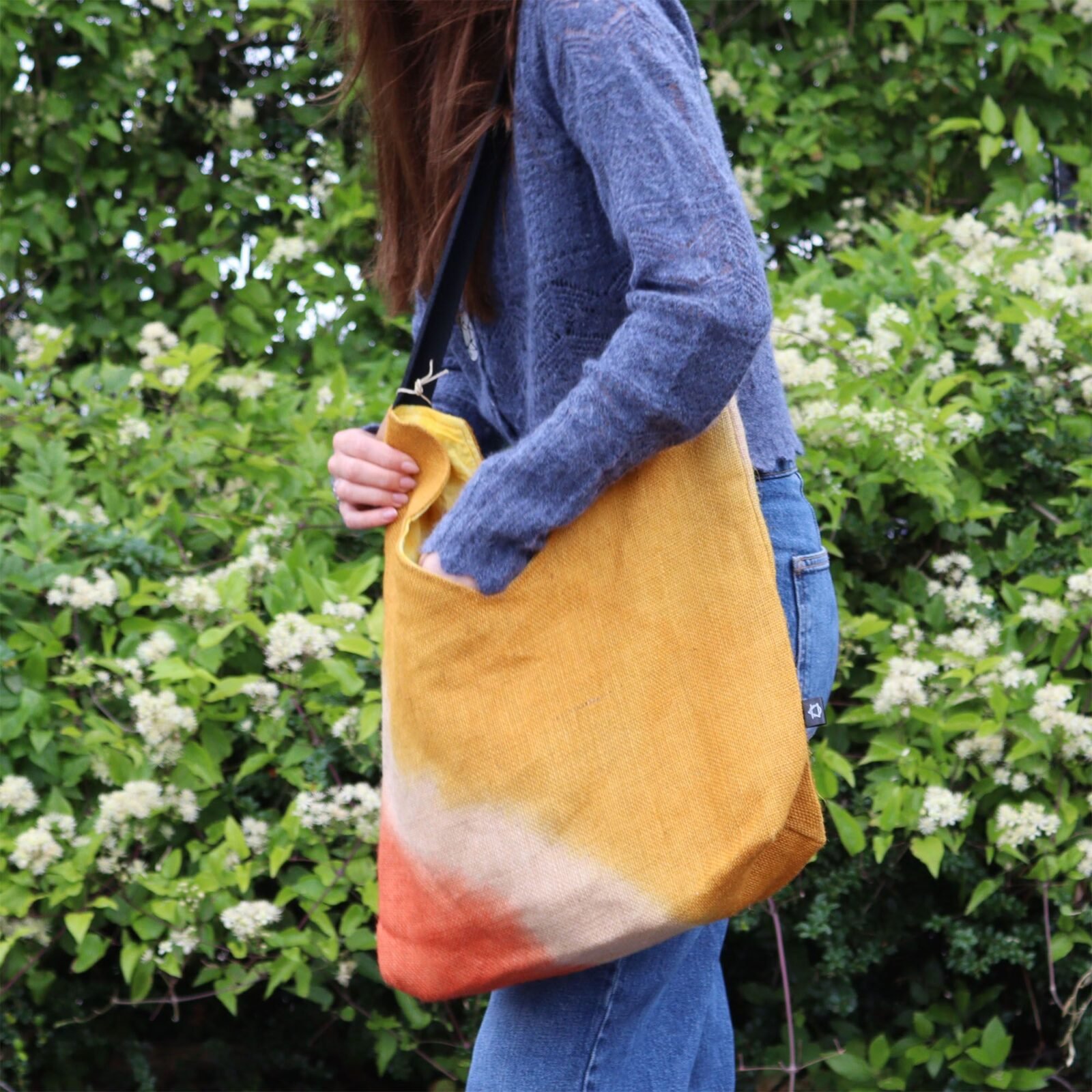 Bolso de Hombro de Yute, Color Cúrcuma - imagen 2 - Sundara Oriental