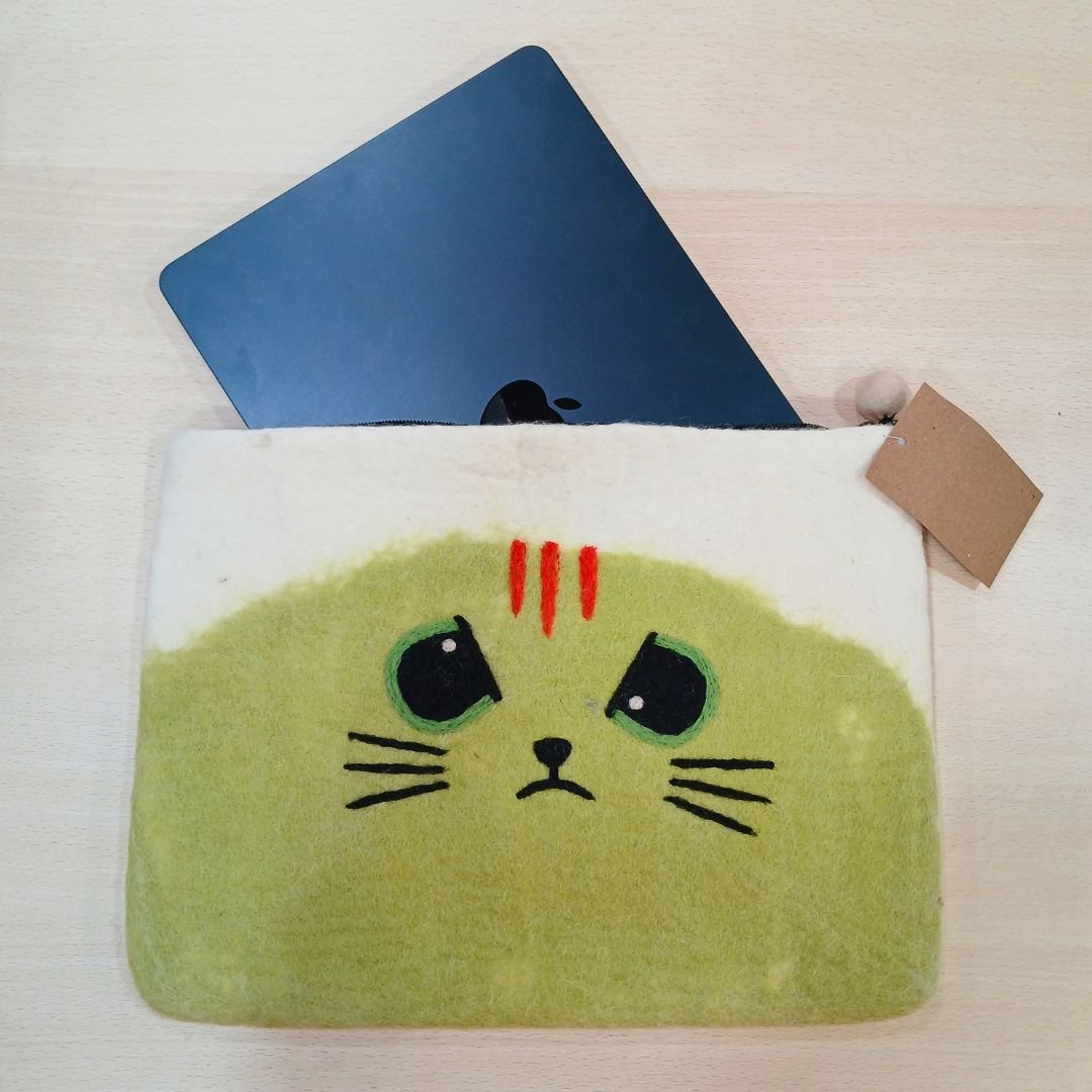 Funda de fieltro para portátil (de hasta 14 pulgadas) - Gato Gruñón