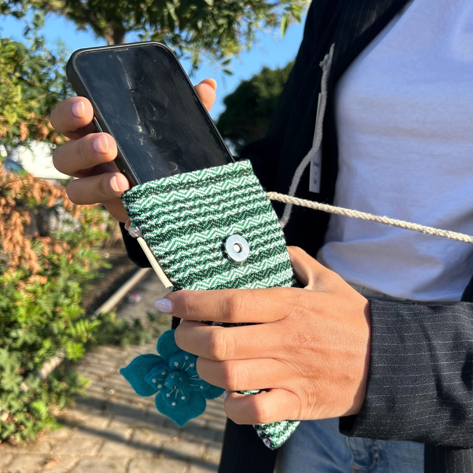 Bolso para Móvil de Rayas Verdes, Bordado Flores - Imagen 2